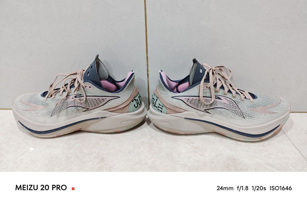 外场不错的选择，鞋底刚开始有点小硬，踩开