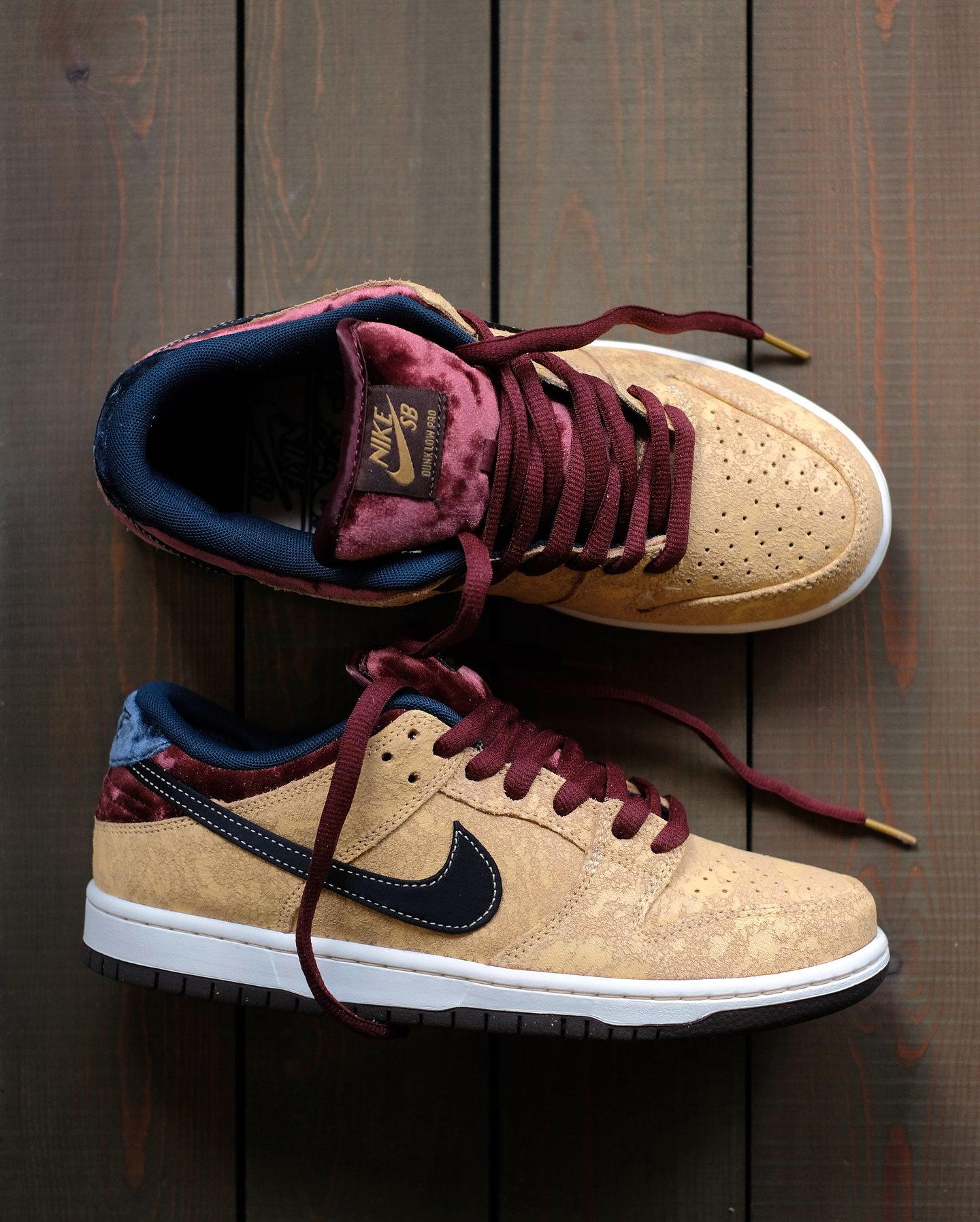 深黄色魅力：Nike Dunk复古运动板鞋 🌟🖤
