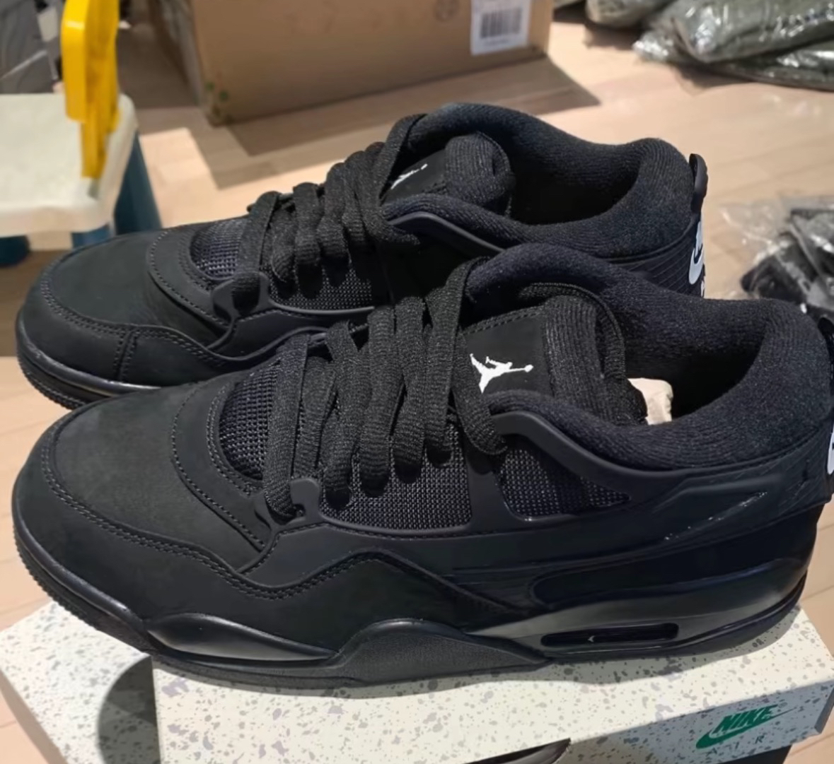 Air Jordan 4来袭！经典重塑，时尚与性能兼具。独特设计，非凡脚感，潮流之选。