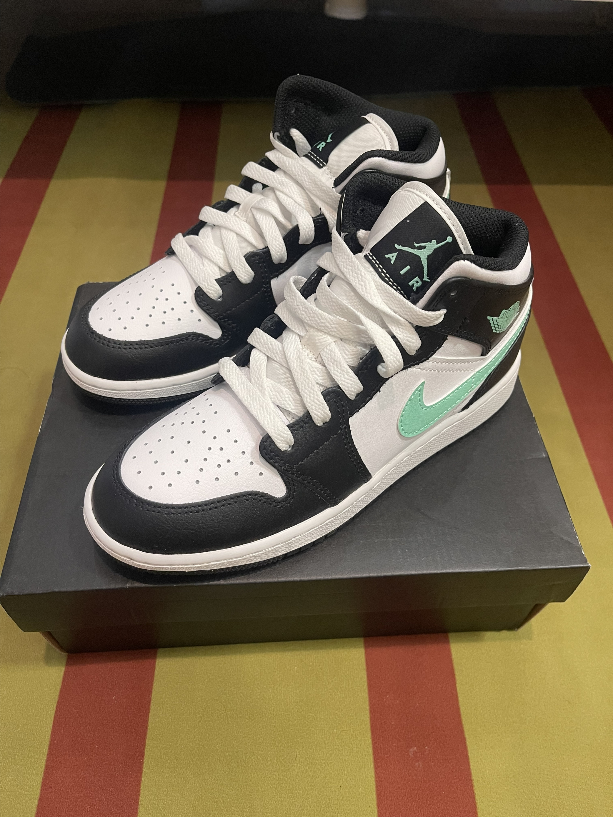 不是吧！入秋的第一双AJ1白黑绿，真的这么便宜？