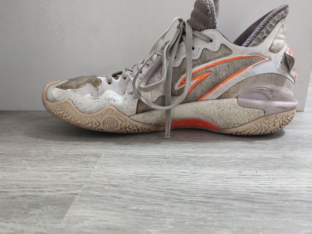 陪伴了我一年的伙伴，水泥克星很耐磨，除了