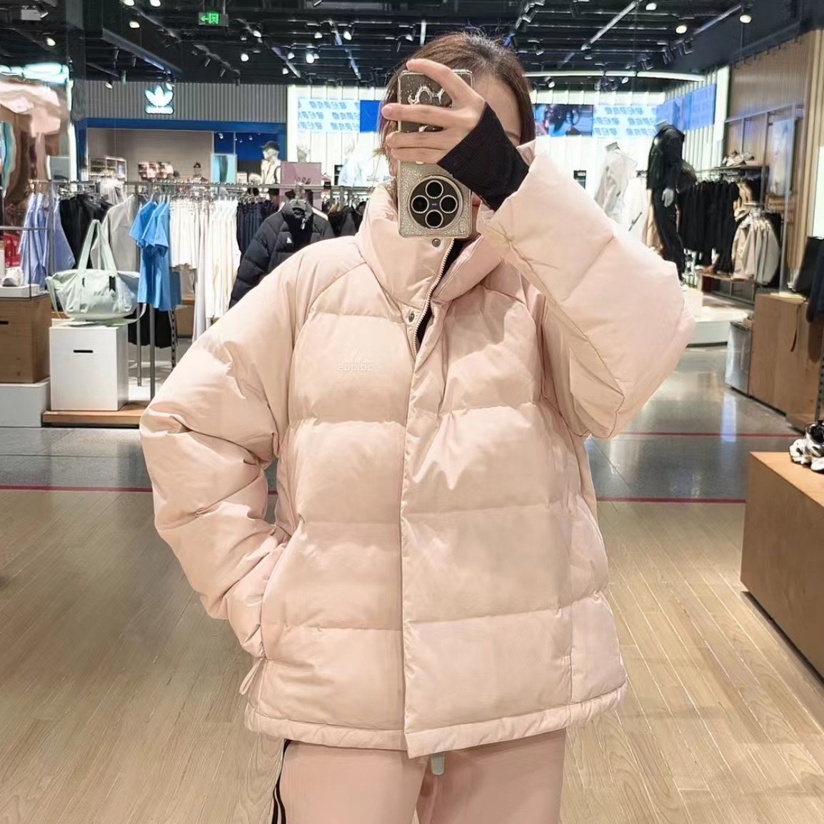 Adidas 这款粉色羽绒服让你温暖过冬