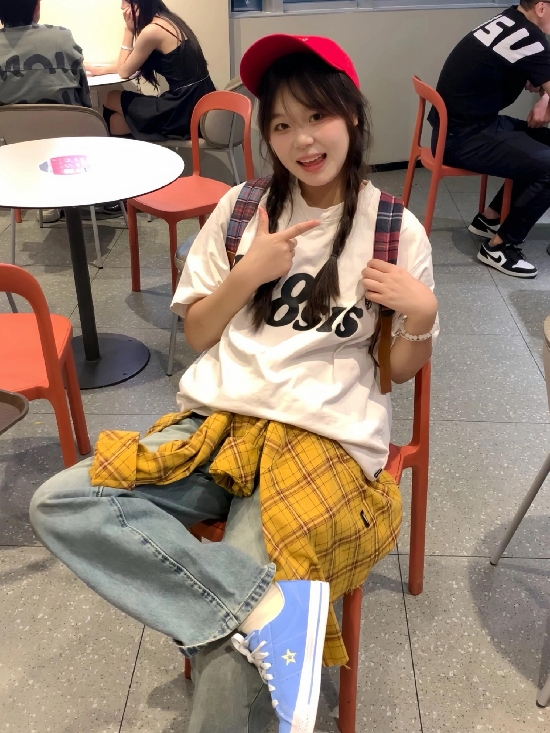 红色帽子也太好搭了！