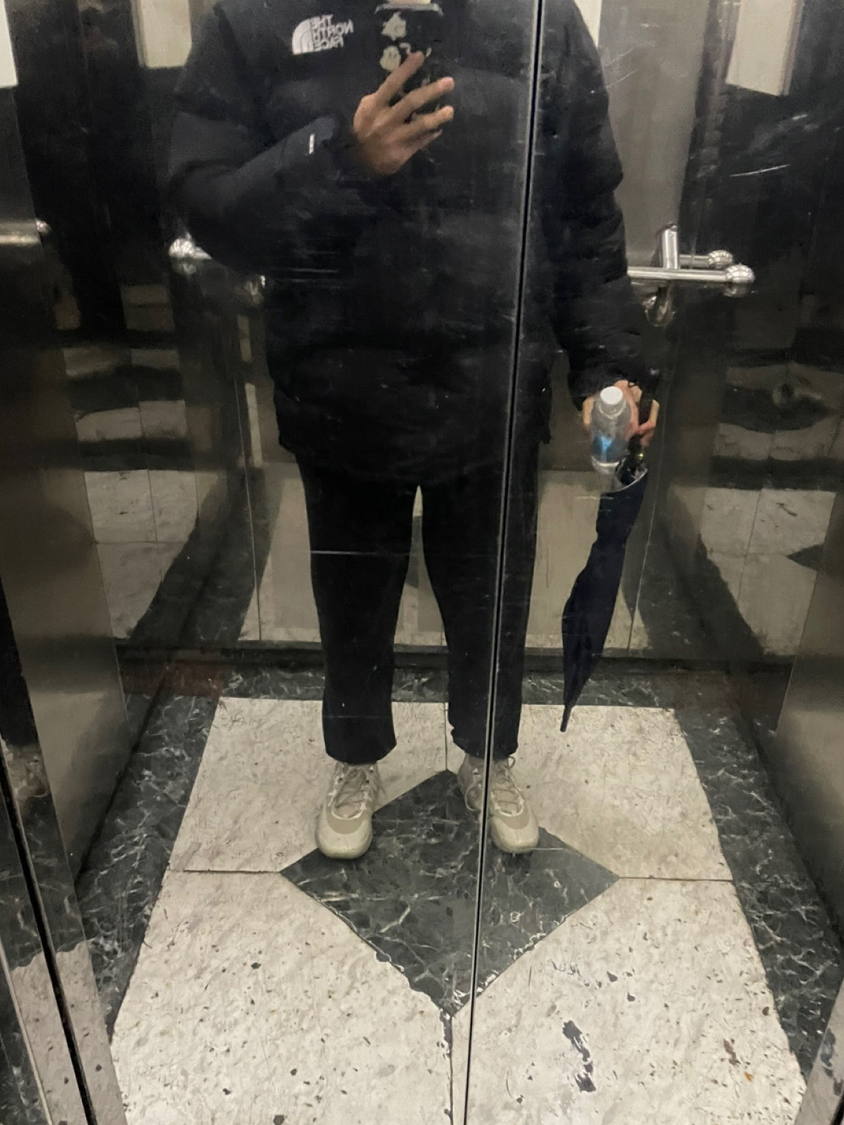 不得不说一身黑再加上一双灰黄色的反伍2low是真的帅