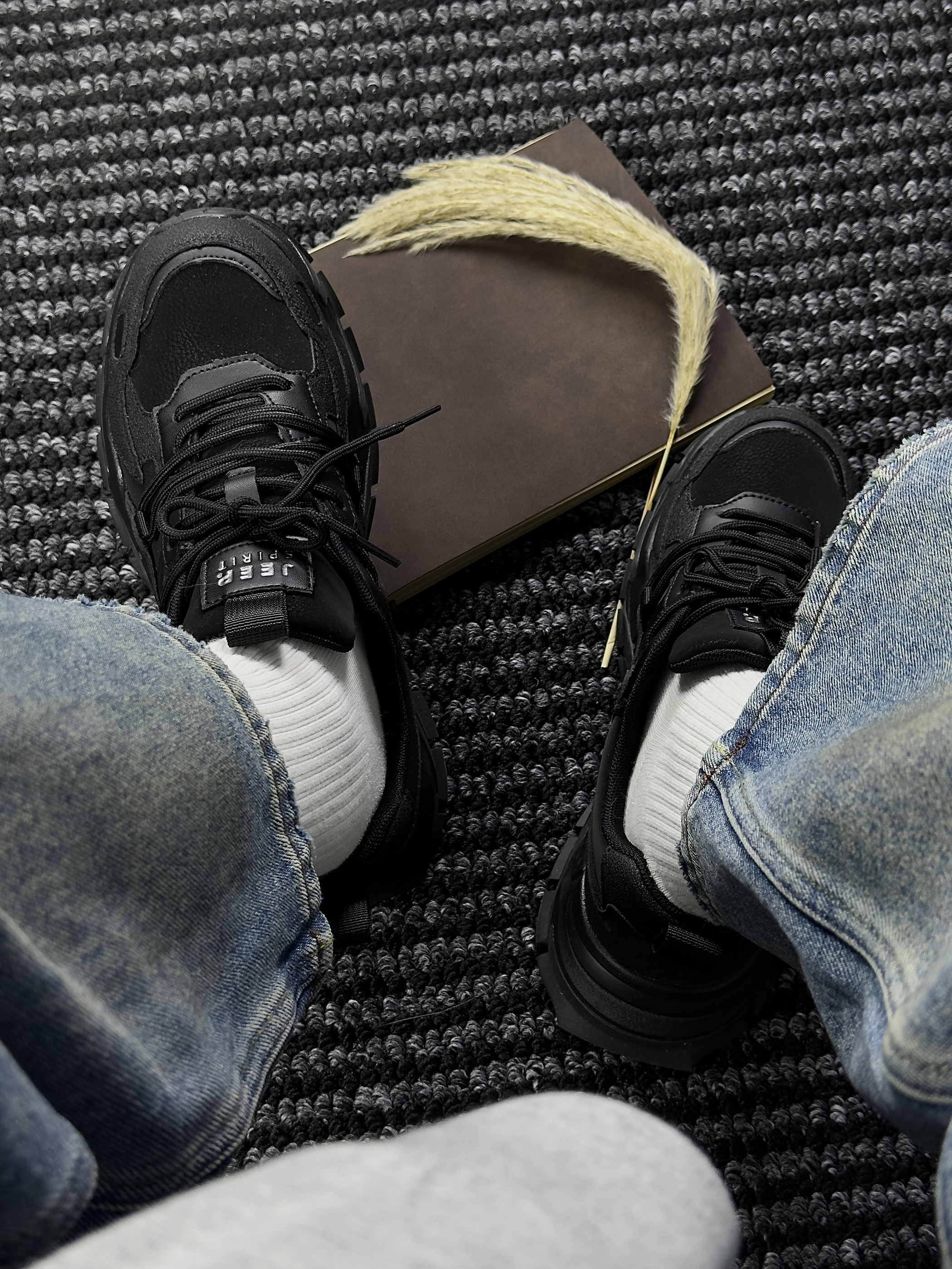 冬季的酷飒感就靠这双黑武士老爹鞋了!