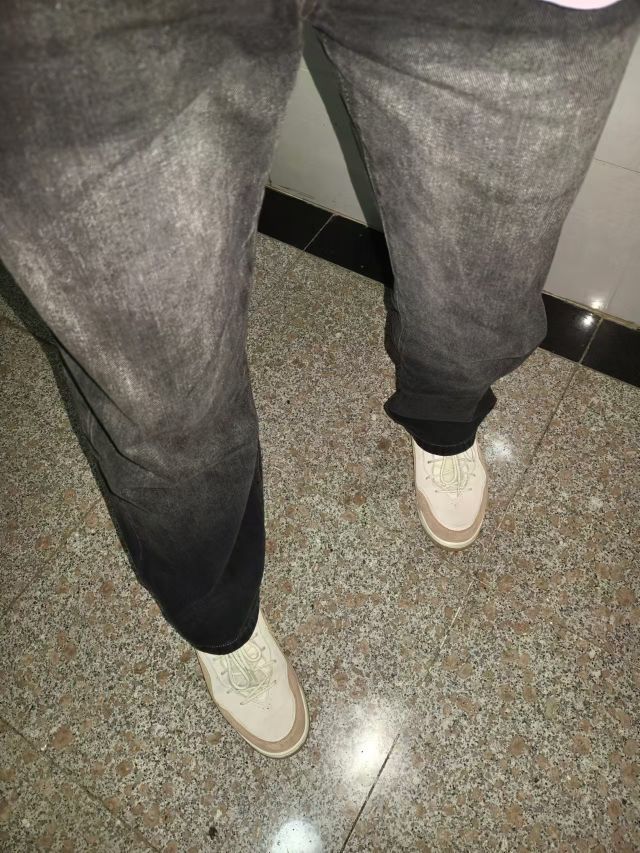 听灰色轨迹，穿灰色牛仔！