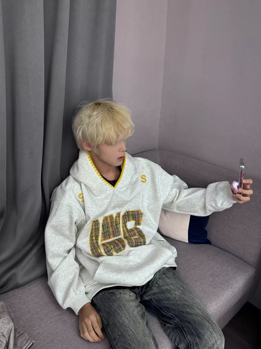 【✨超级推荐款✨】这件INSstudios 编织贴布刺绣加绒连帽卫衣，简直是我冬天的心头好！💕