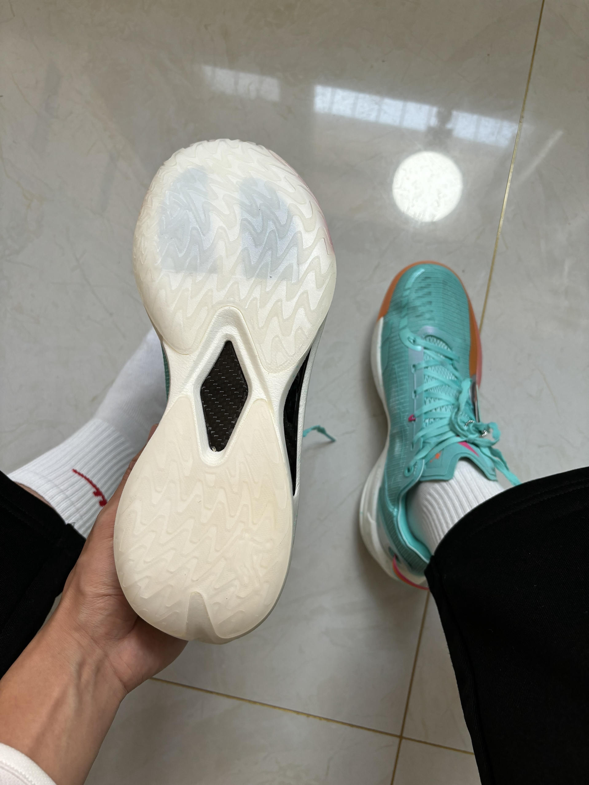 我的登机牌落在这双鞋上了