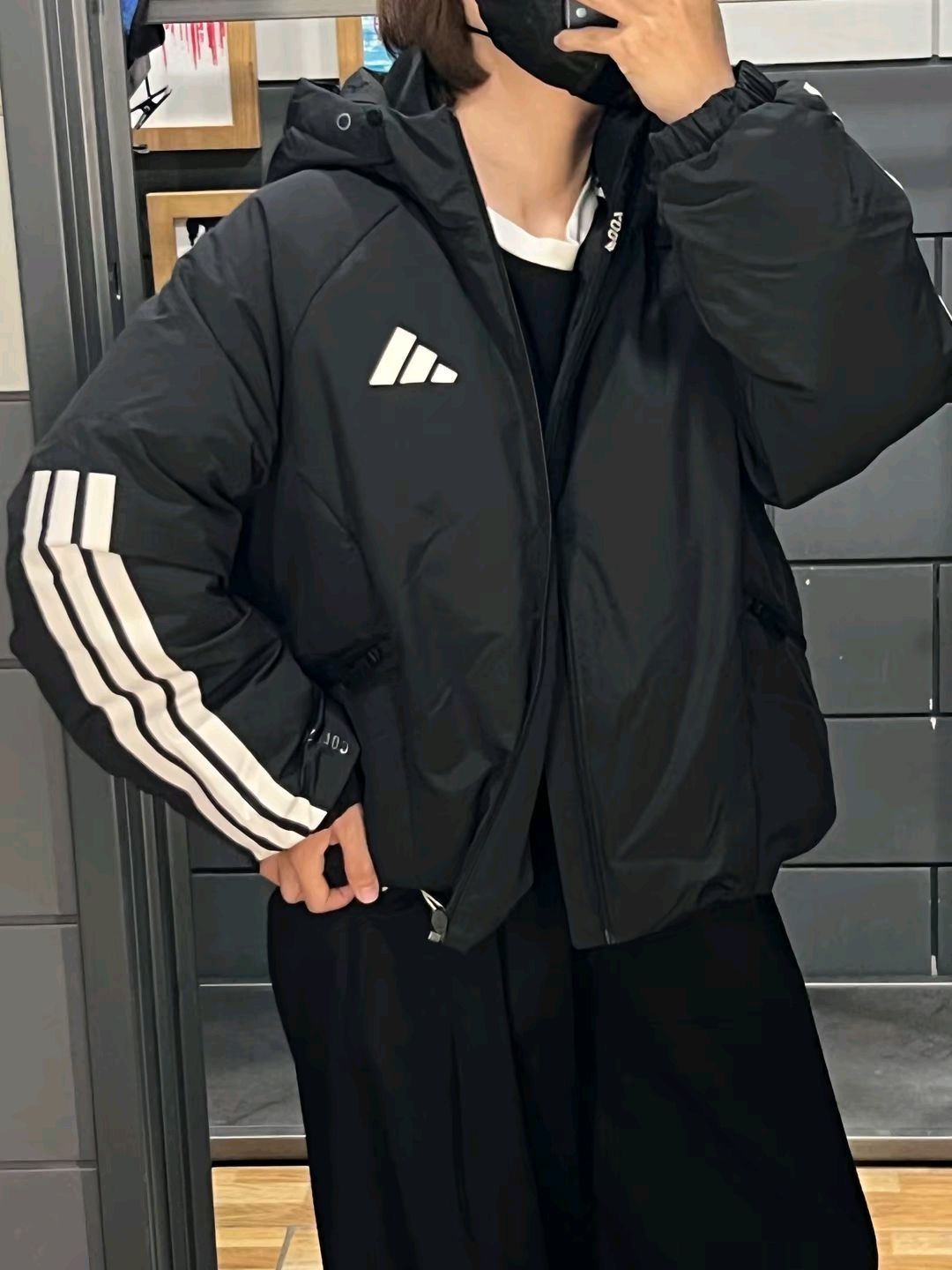 🔥阿迪达斯羽绒服，穿上它让你告别寒冷！❄️