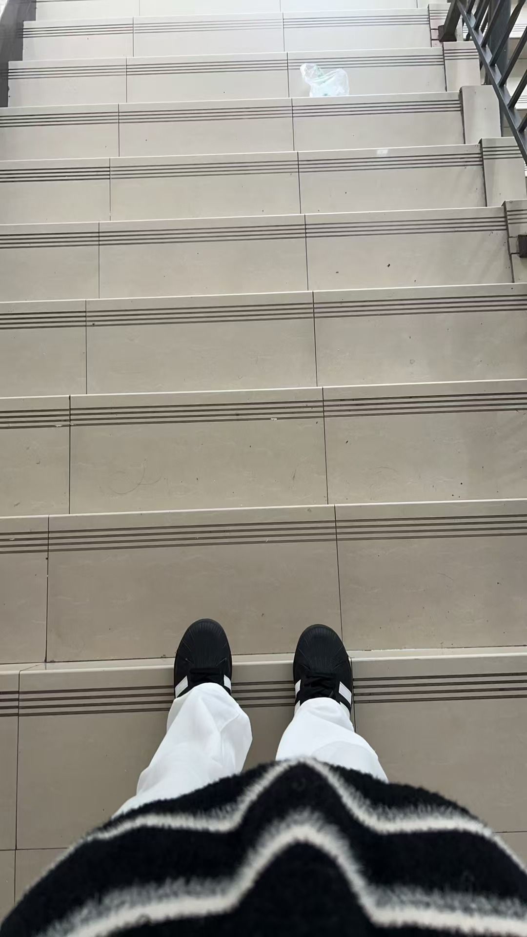 今日ootd，白色裤子加黑色贝壳➕条纹毛