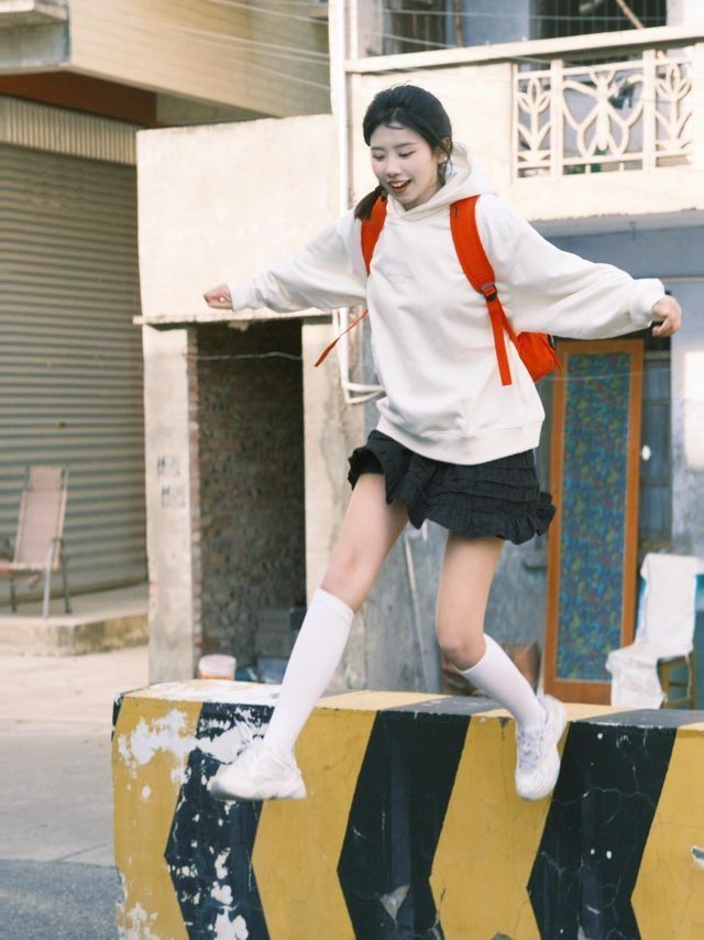 女大学生拍照就是要充满活力！