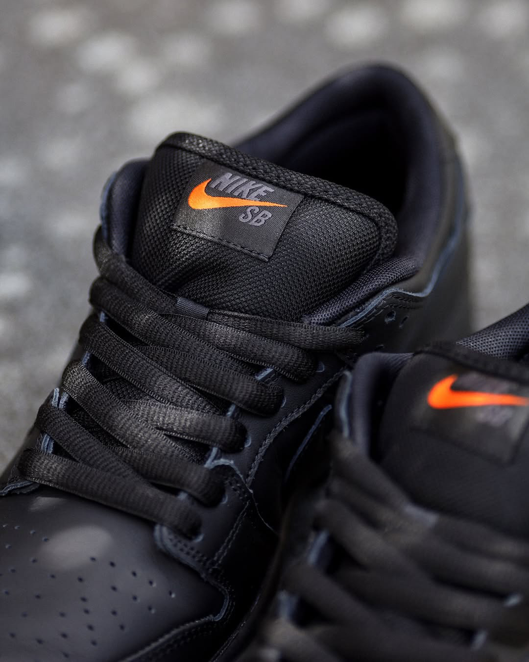 经典撞色风：Nike Dunk 黑色 x 橙色 复古板鞋 🔥👟