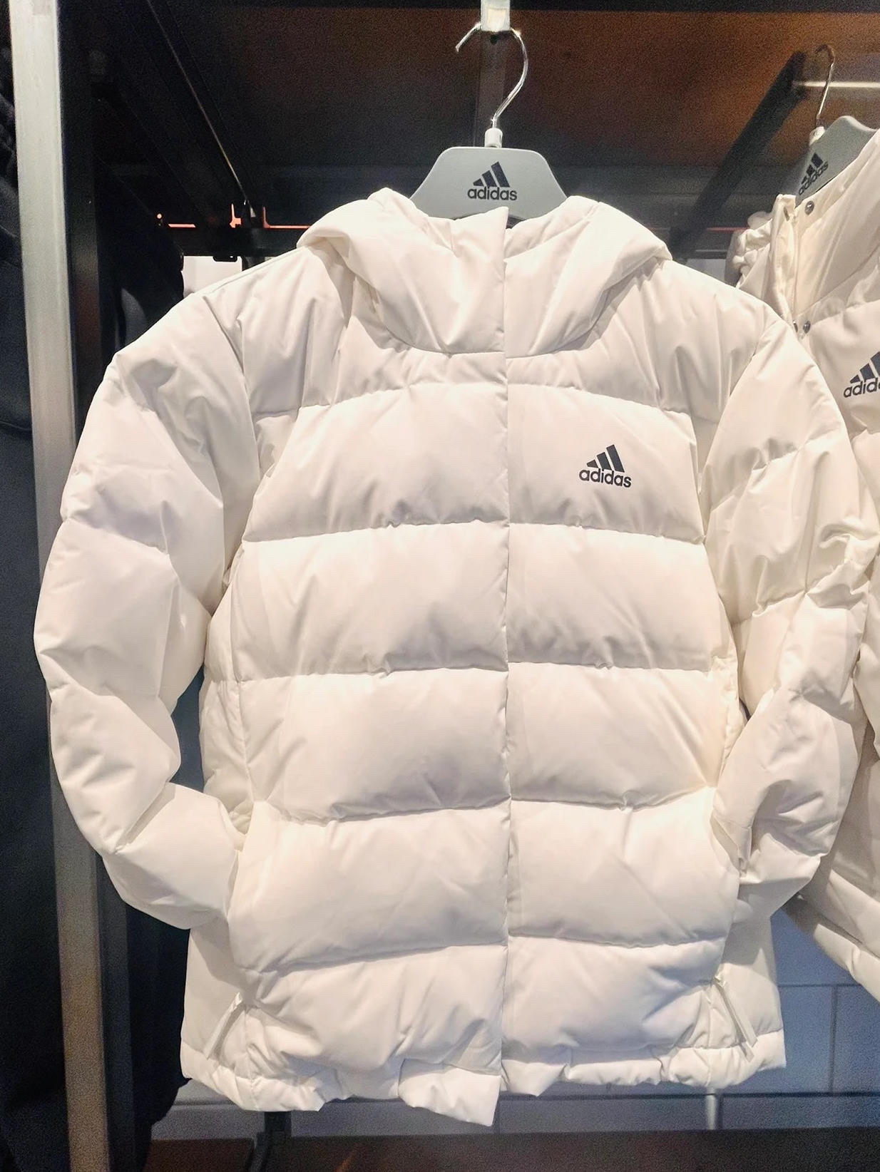 阿迪羽绒服好便宜