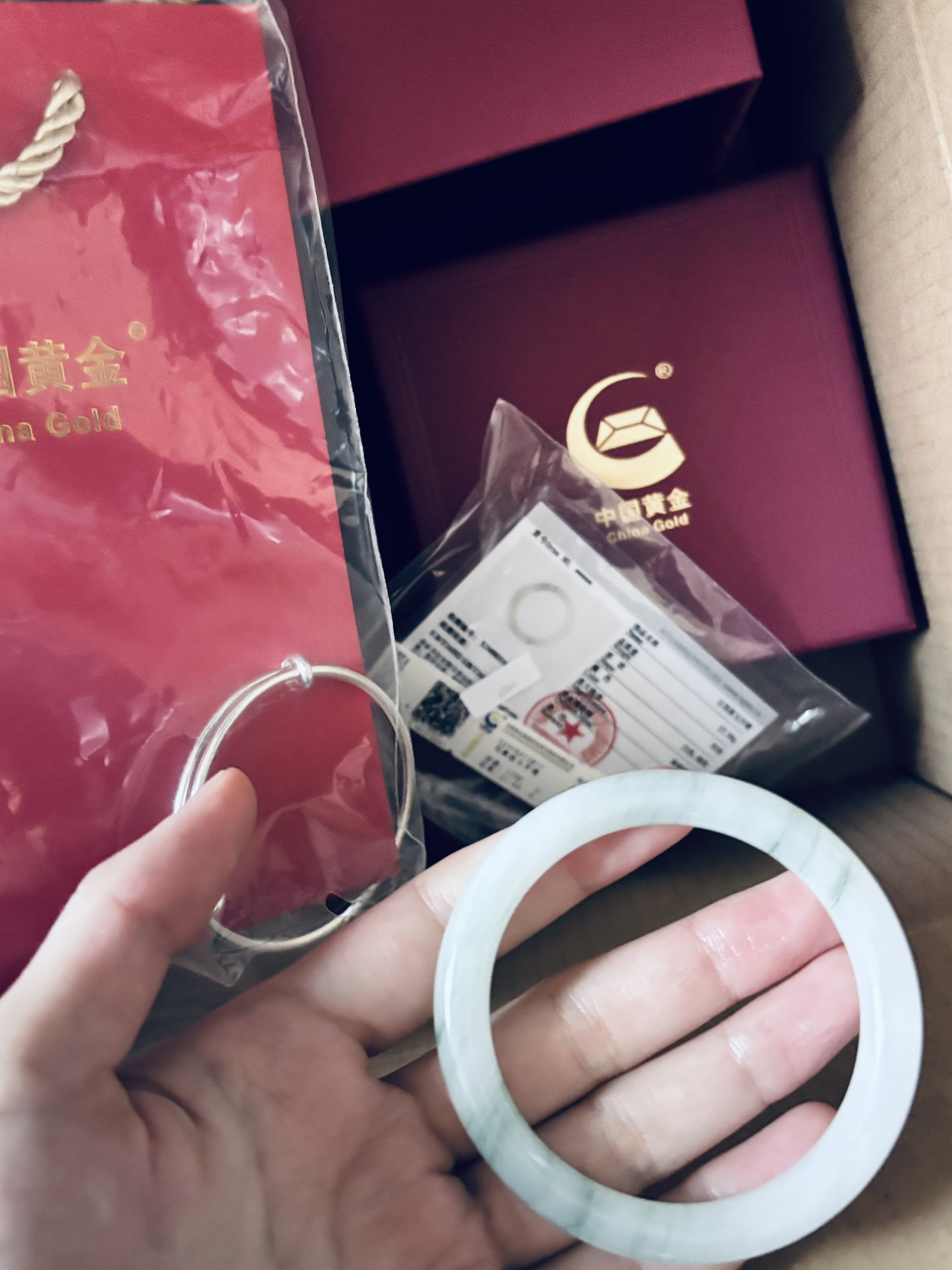 玉镯子 🧊清冷温婉 突击检查美女的左手上有什么❗️ —原来是中国黄金的呀🫅