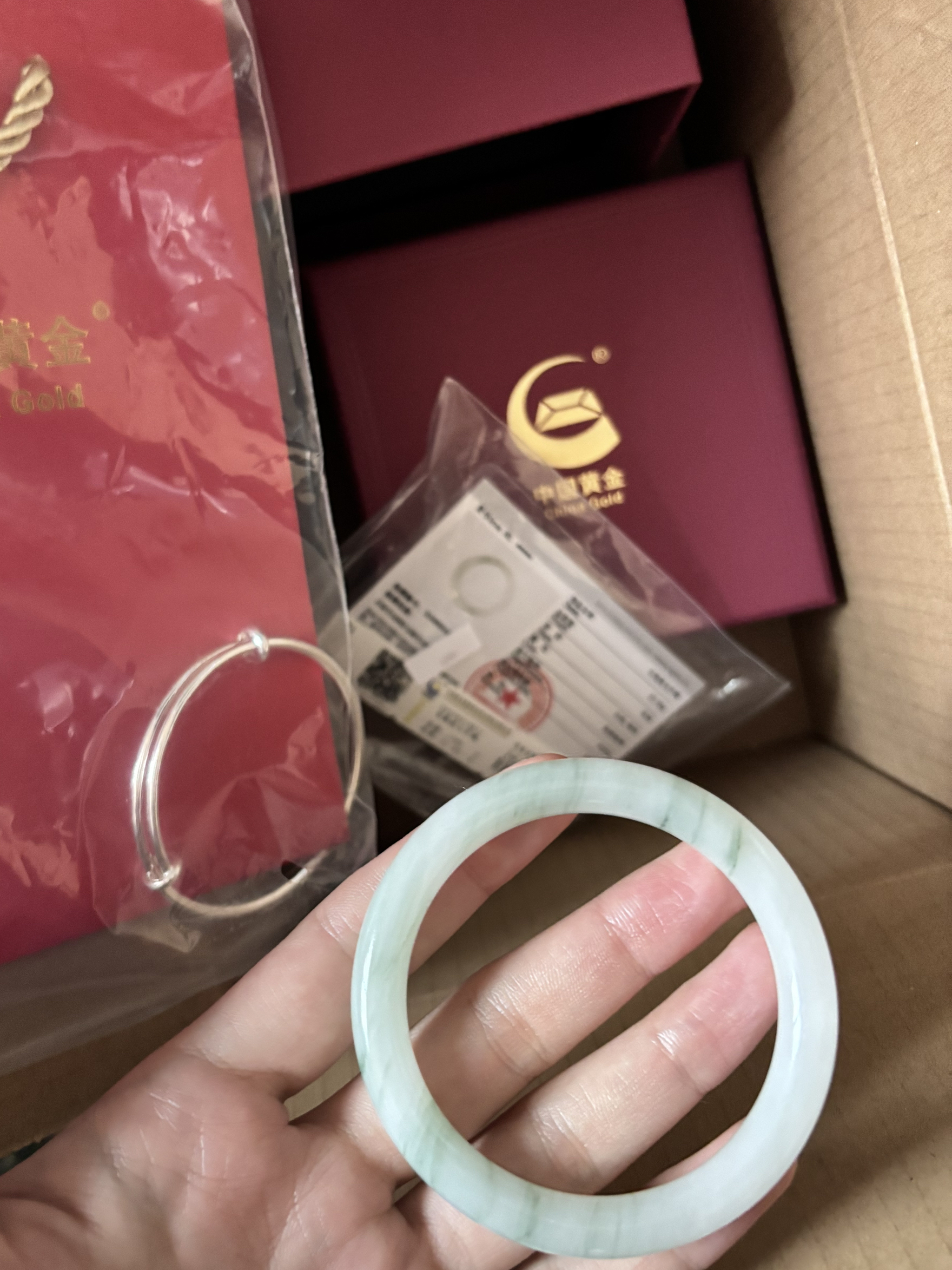 玉镯子 🧊清冷温婉 突击检查美女的左手上有什么❗️ —原来是中国黄金的呀🫅
