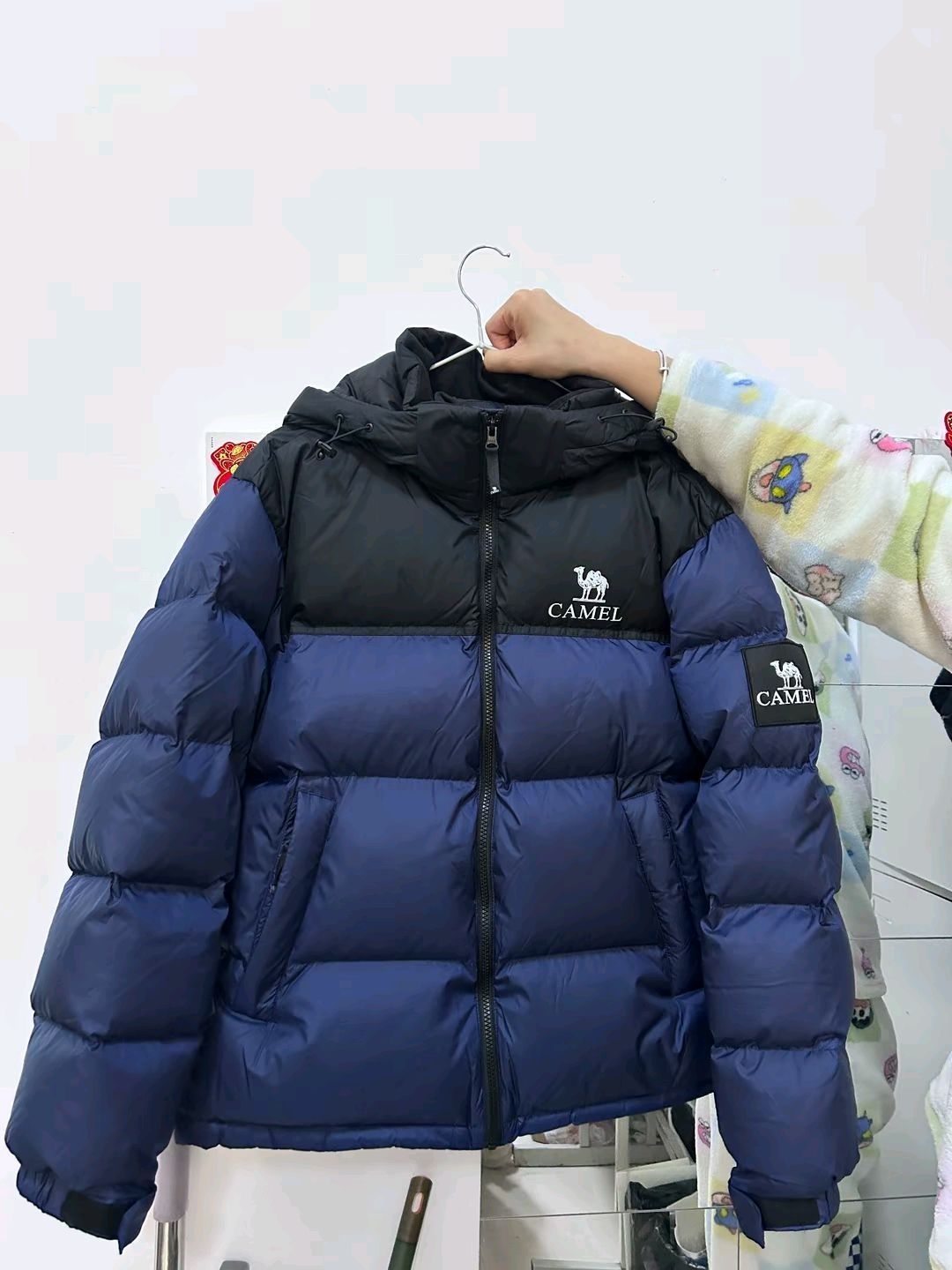 🌟💫超炫酷的骆驼羽绒服，冬天里的温暖守护神！❄️🔥