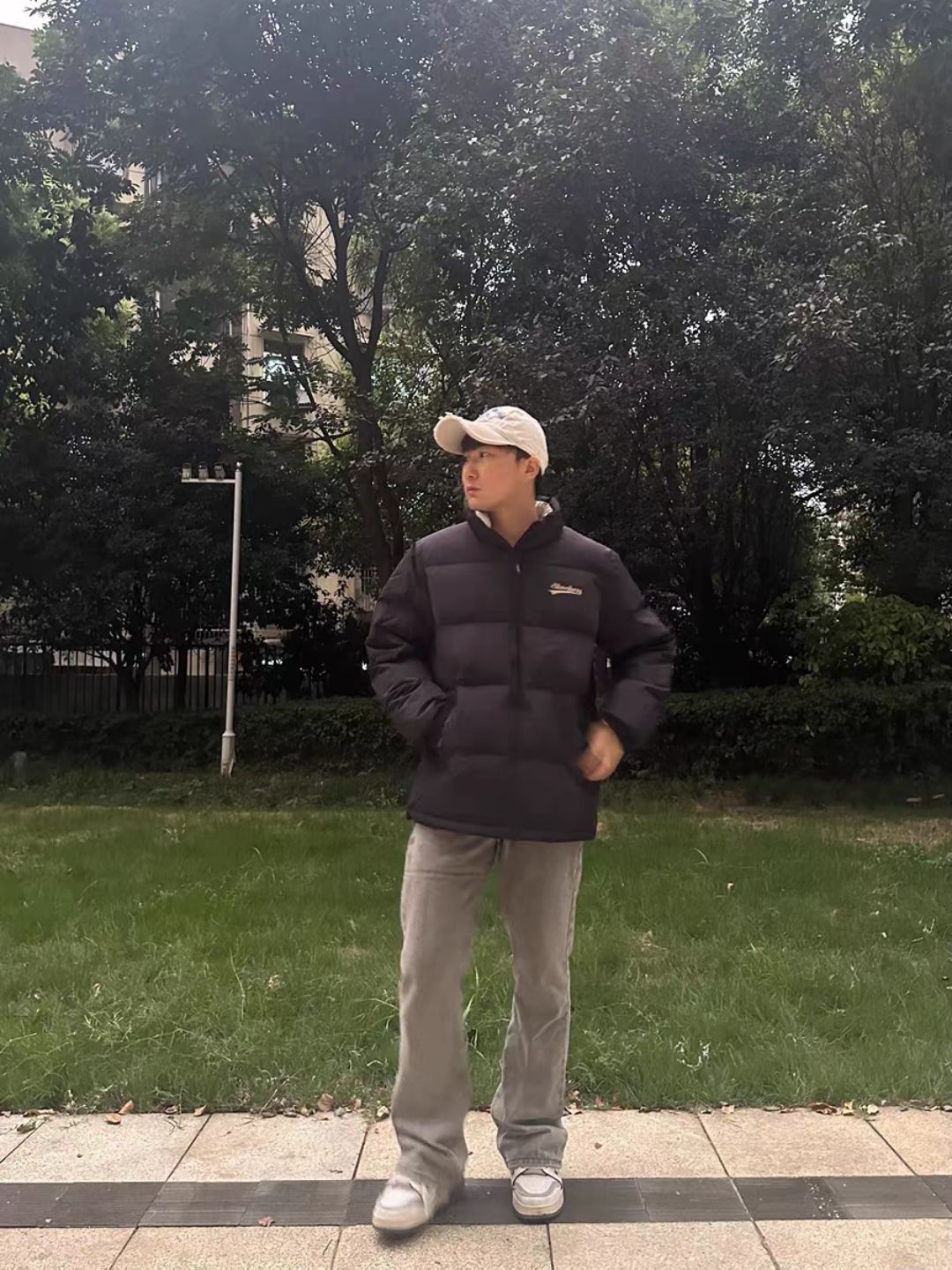 🔥斯凯奇石墨烯科技保暖加绒三防科技防泼水耐磨透气梭织短款立领棉羽鸭绒羽绒服，真的太棒了！😍