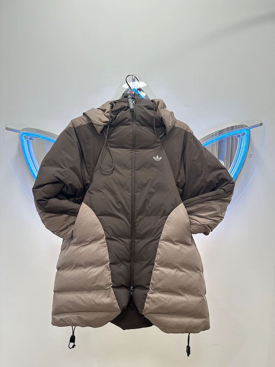 三叶草联名HAMCUS轨界抽绳拉链裹茧式连帽鸭绒服，让你秒变潮流达人！