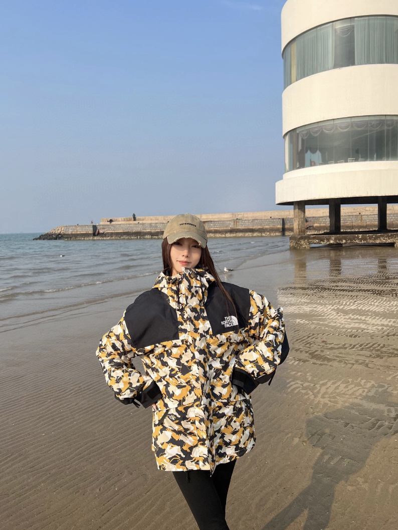 冬天不整一件雪山冲锋衣吗？谁穿谁好看！