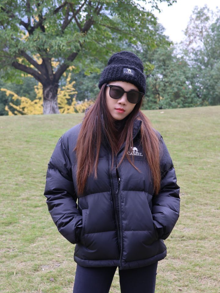 素色穿搭zui耐看啦！黑色面包服越穿越爱~