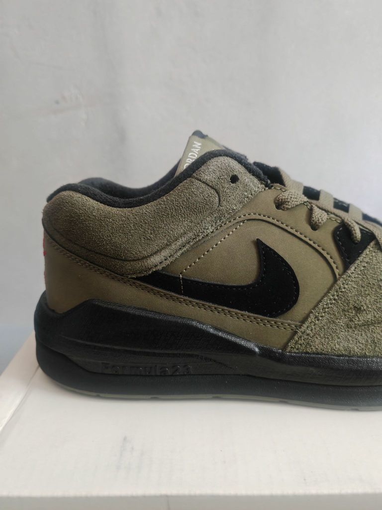 Nike 橄榄绿复古鞋：军绿潮韵，颜值魅力难挡
