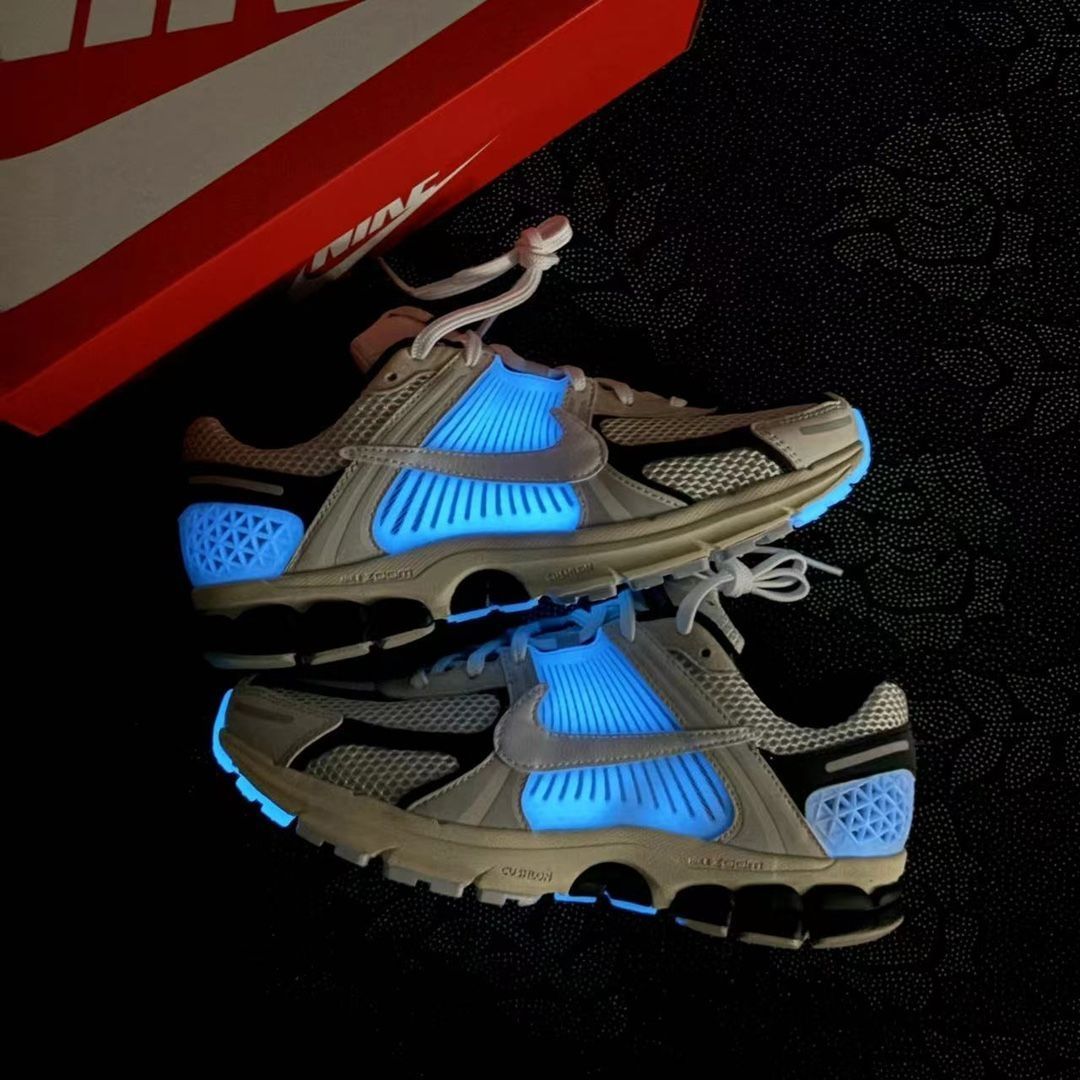 Nike 你不要太会了❗️千禧年复古未来风跑鞋，竟然还有夜光效果😍