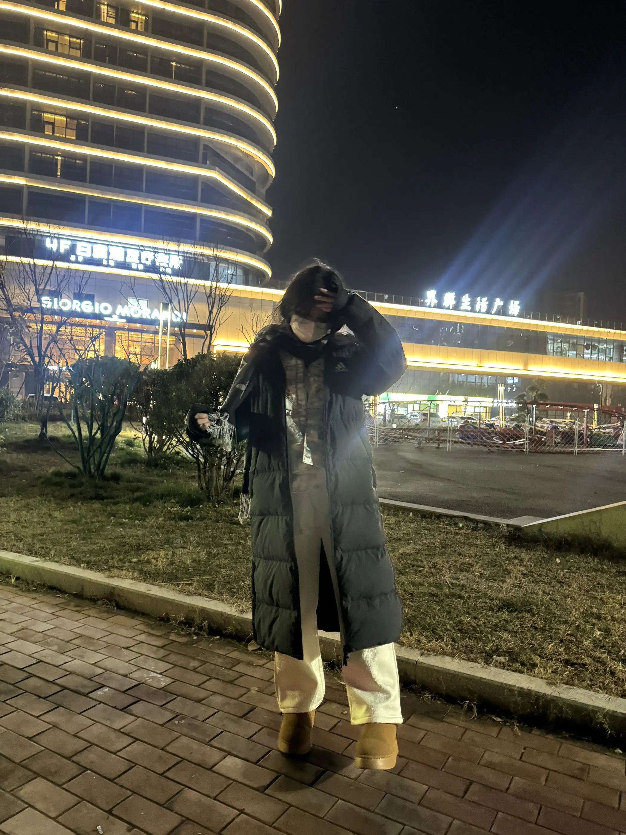 冬天怎么能少了阿迪长款羽绒服。
韩系风格
