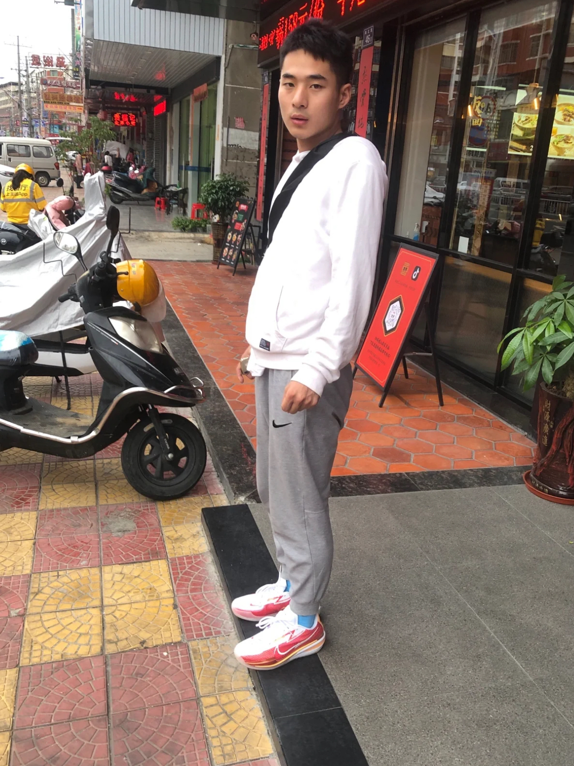 Nike 好穿到不想脱下的保暖卫裤
