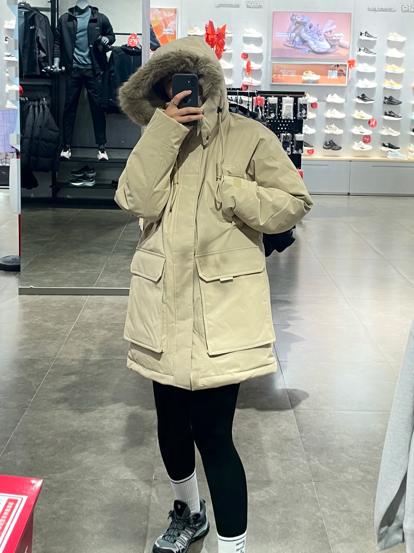冬日必备|卡其色羽绒服让你成为街头焦点