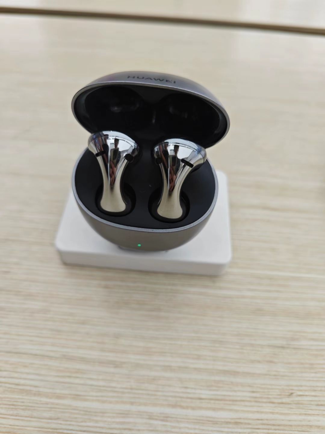 “这耳机什么造型......什么造型啊！