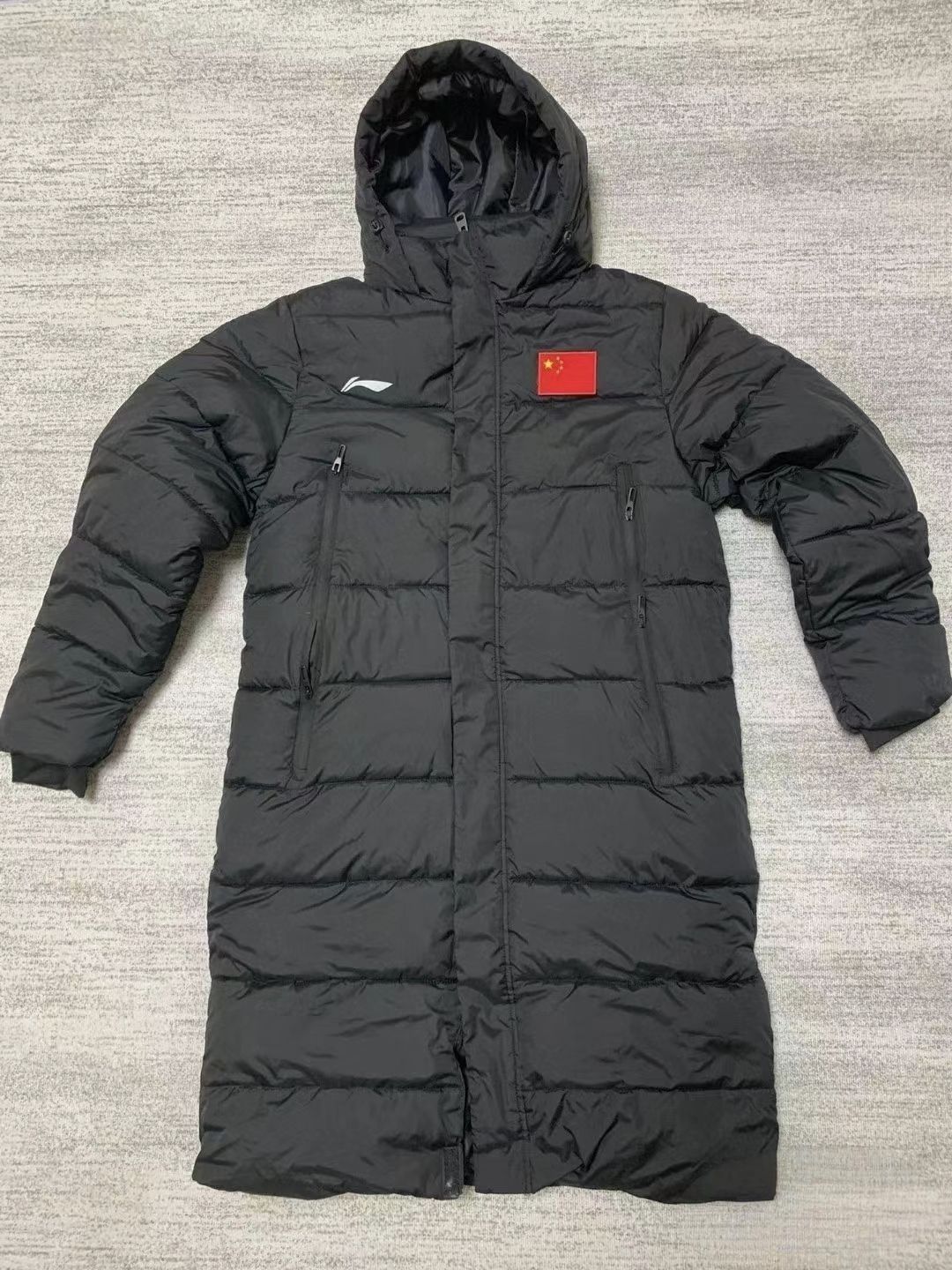 衣服很轻，充绒量很足，穿上感觉像裹了个电