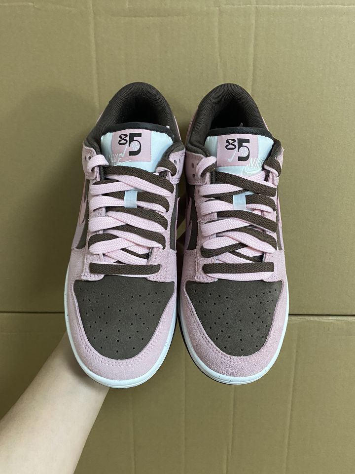 宝子们👫，我不允许还有人不知道这双定制色 Nike Dunk 双勾棕粉配色的神仙鞋子！😍