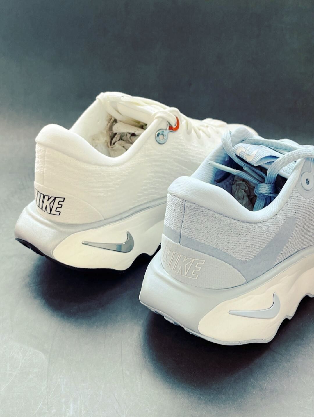 高颜值波浪🌊跑鞋|奶油白🆚海盐蓝|||omg两个配色我都好稀饭啊
鞋身大面积采用奶油白/海盐蓝为