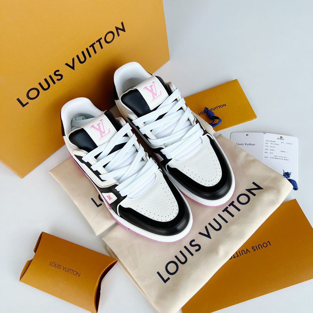 👟宝子们，我挖到宝啦！就是这双 LV Trainer 黑粉熊猫配色🐼，简直酷飒到没朋友！