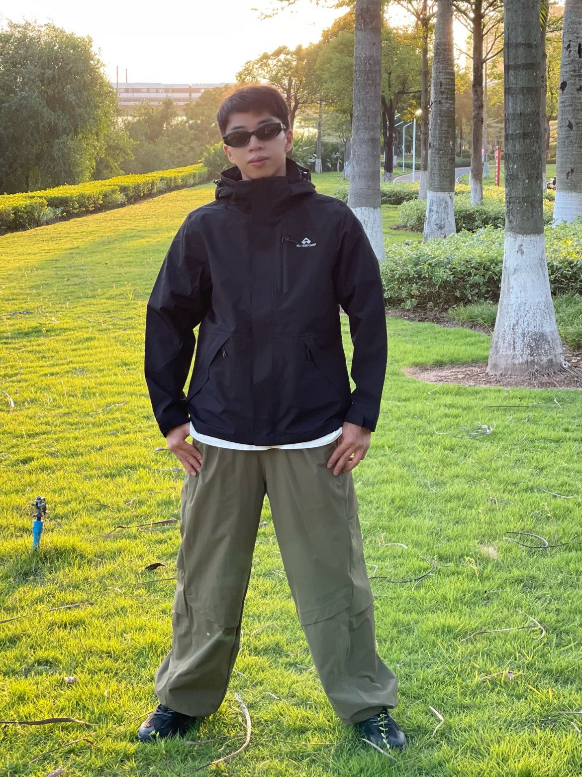 拓路者 实用又颜值高的黑色冲锋衣