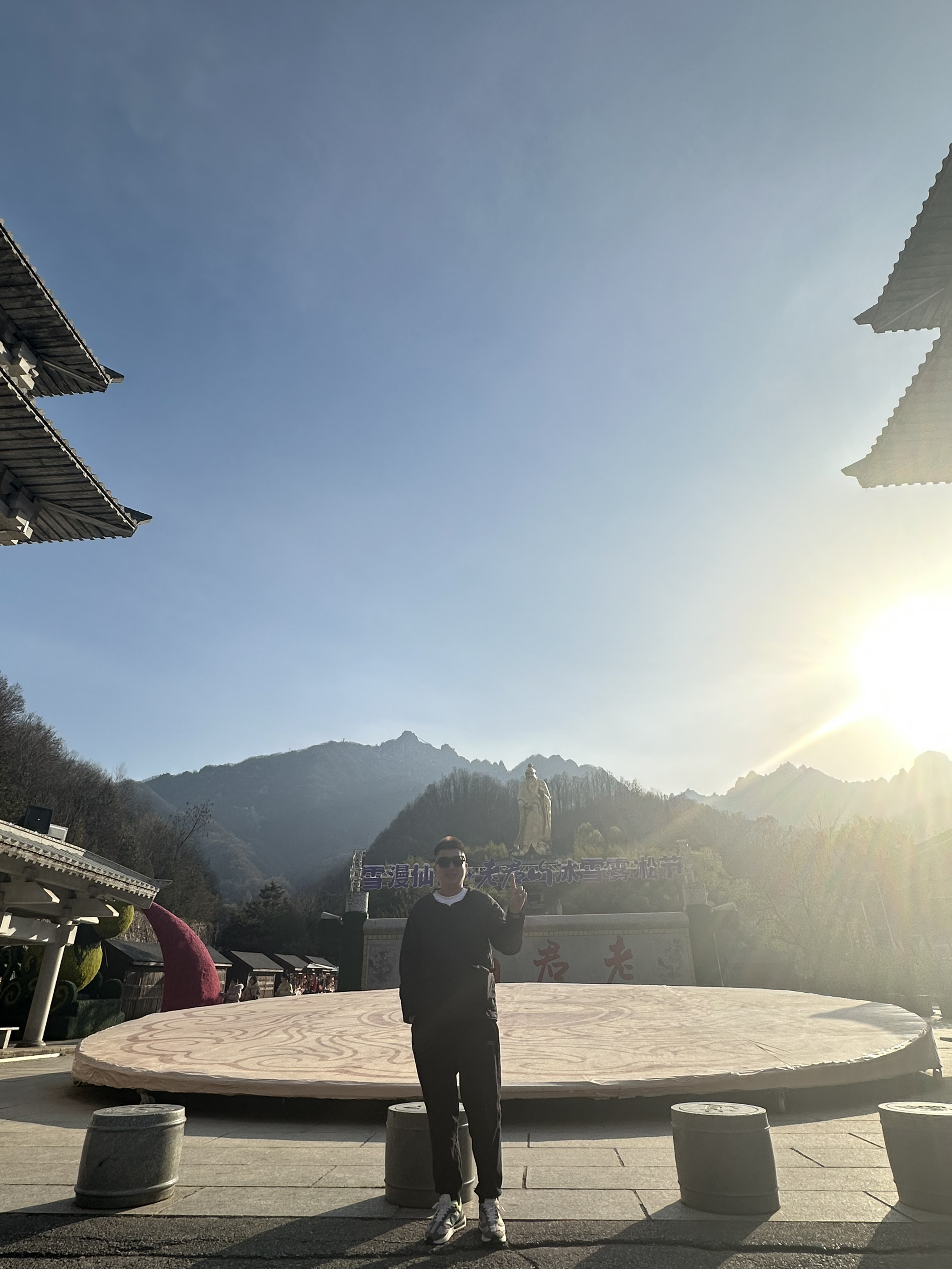 价格优惠，穿着舒服百搭，想再入手一件白色