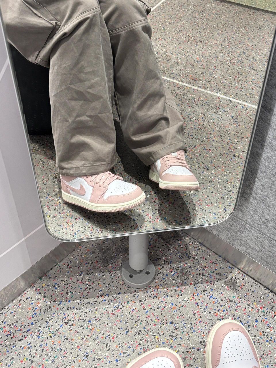 Nike新款AJ1真的好🉑啊！||嫩嫩的粉色很百搭哦👀
秋冬穿上就是点睛之笔✨