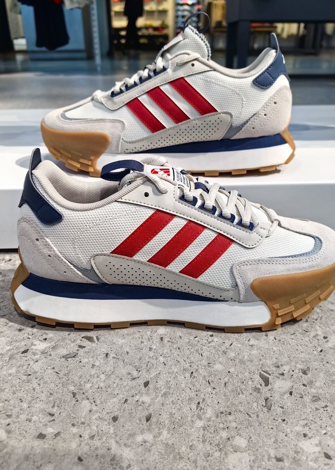 👟✨【阿迪达斯复古风跑鞋：时尚与功能的完美结合】✨👟