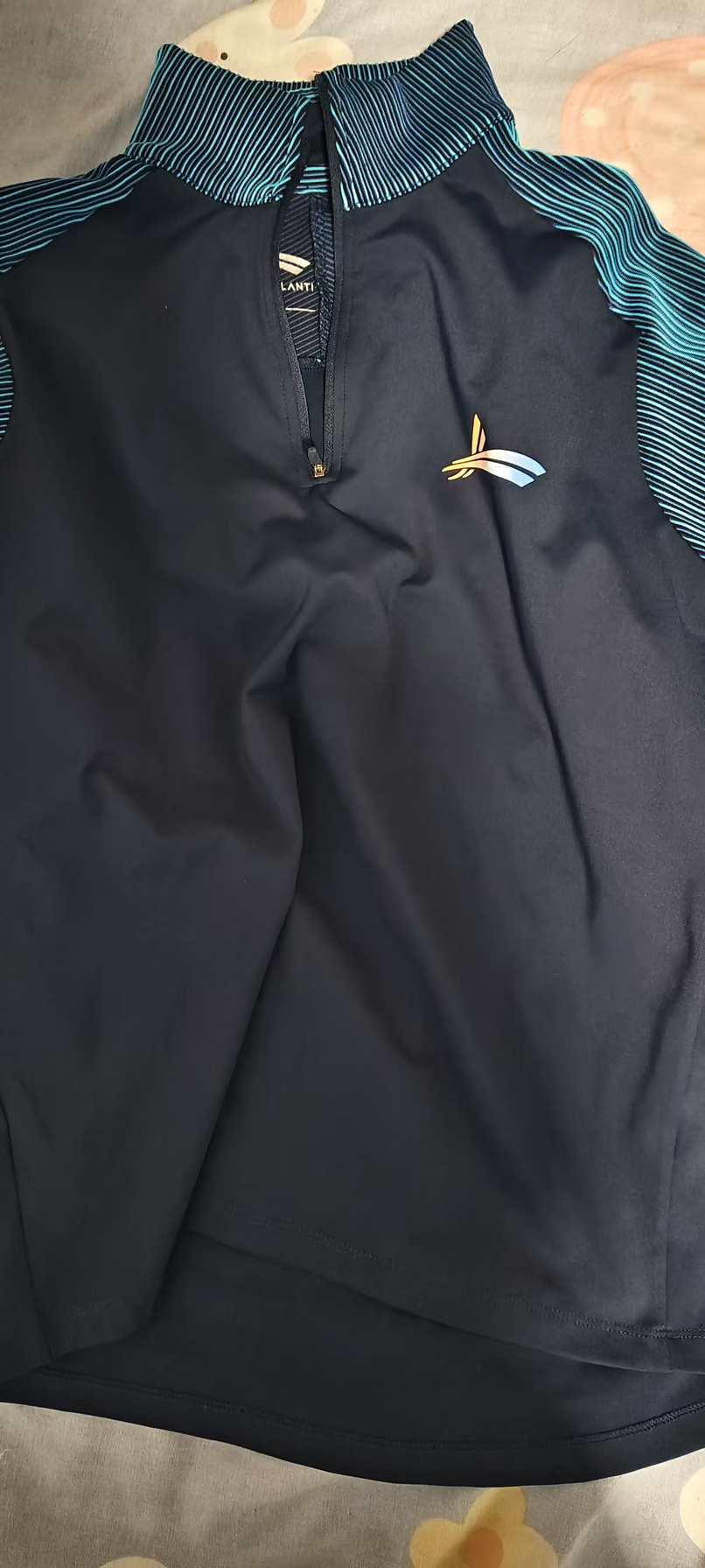 沃兰迪这件衣服给我的第一印象是时尚与运动
