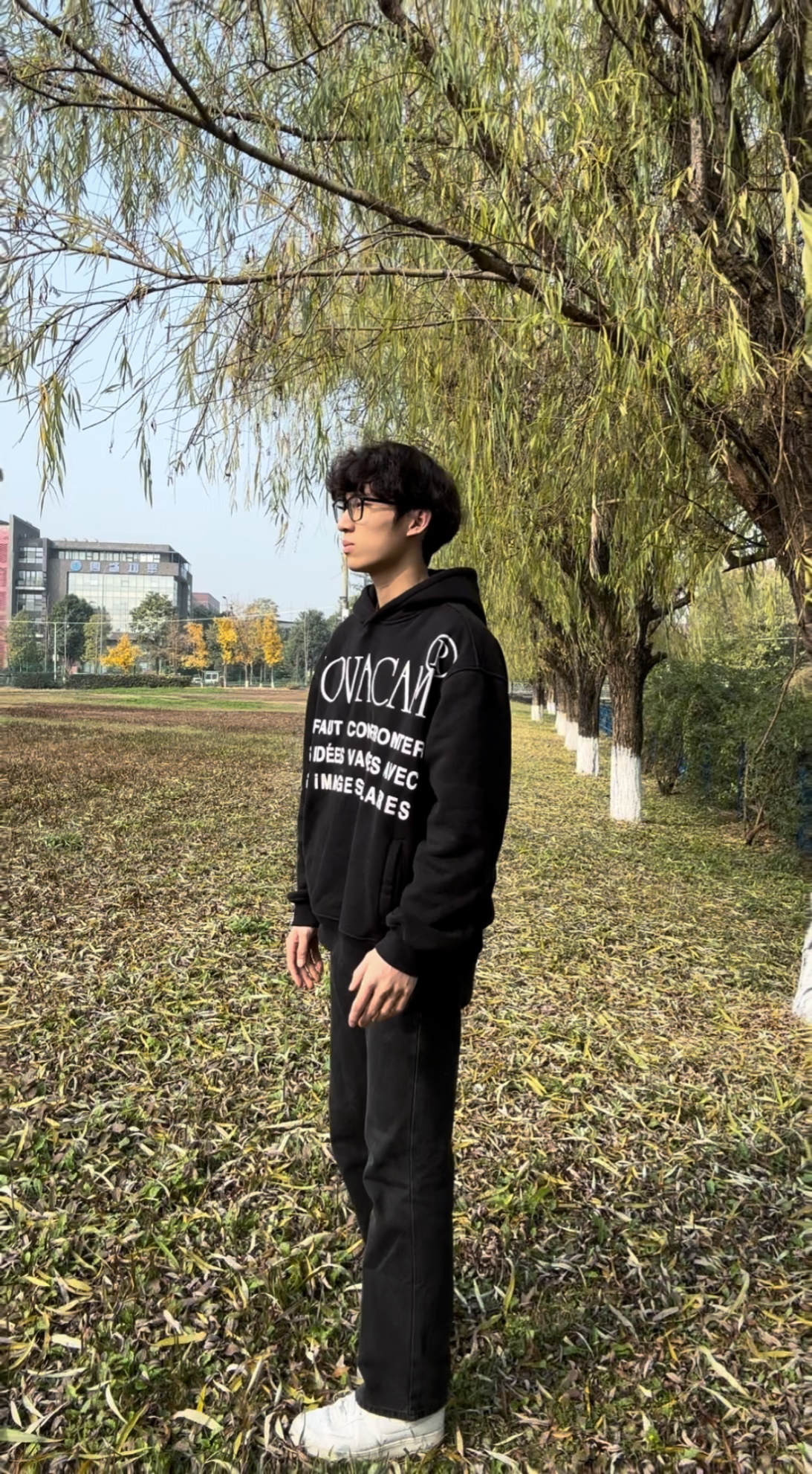 这套初冬穿搭，兼顾了温度与风度，走在铺满落叶的街道。