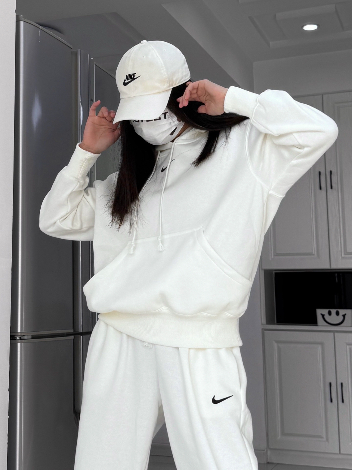 Nike 白色连帽卫衣让你时尚潮流满分