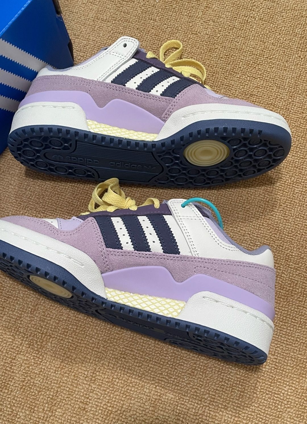 👟 Adidas 紫白运动鞋 | 时尚与舒适的完美融合✨
