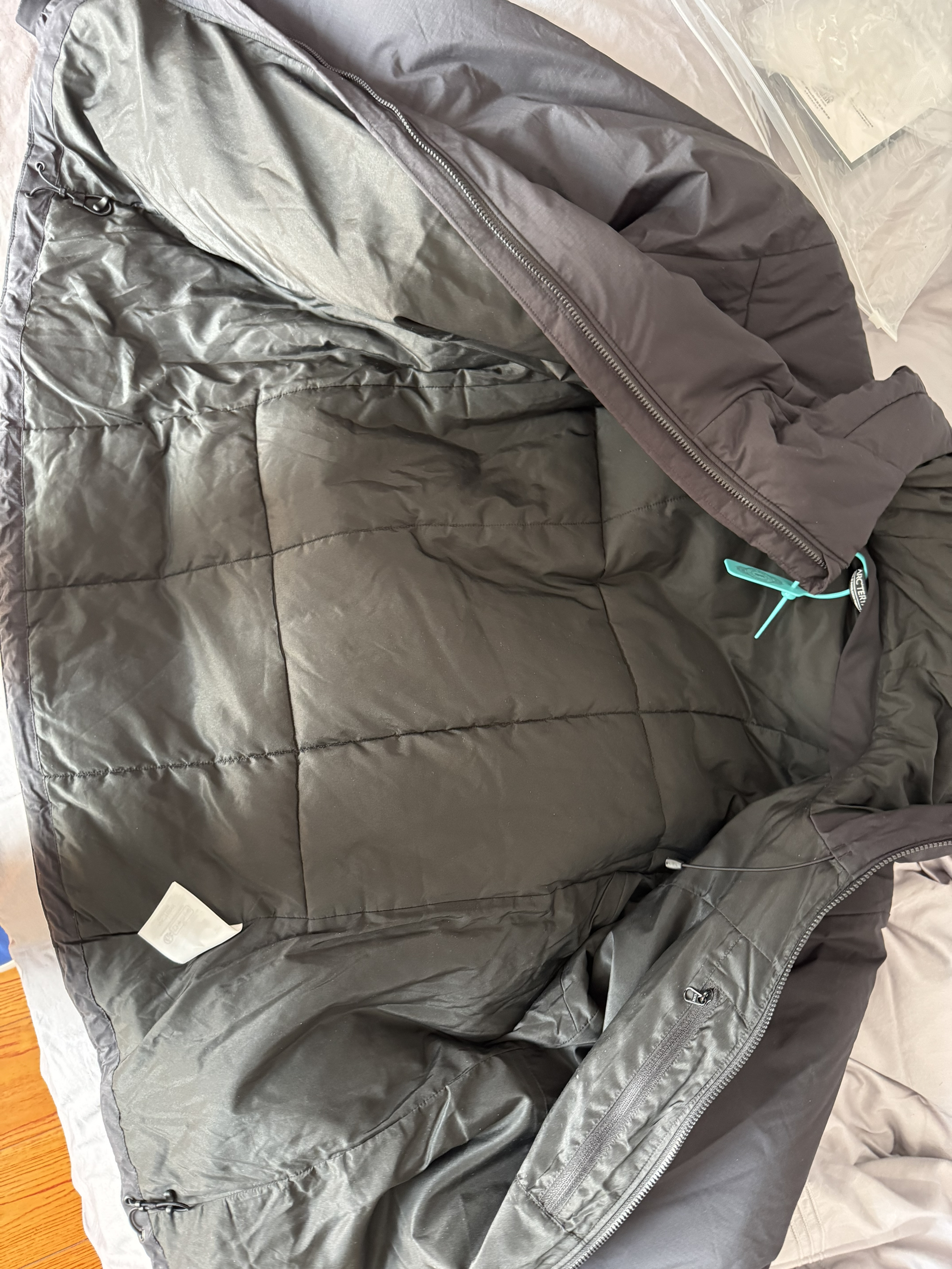 衣服是正品，穿着又暖又轻