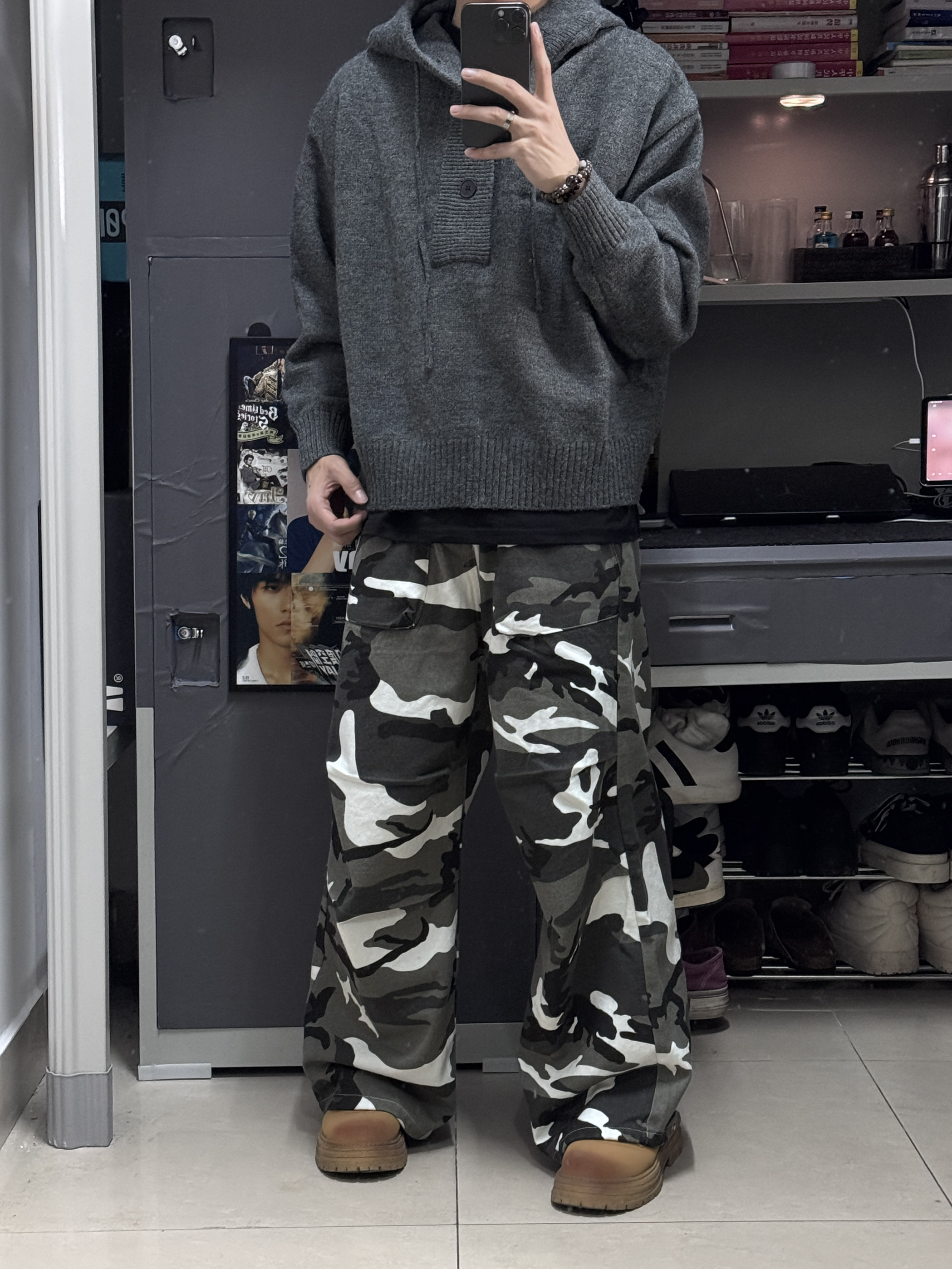 👔上身的是一件连帽针织衫，灰色穿起来很有