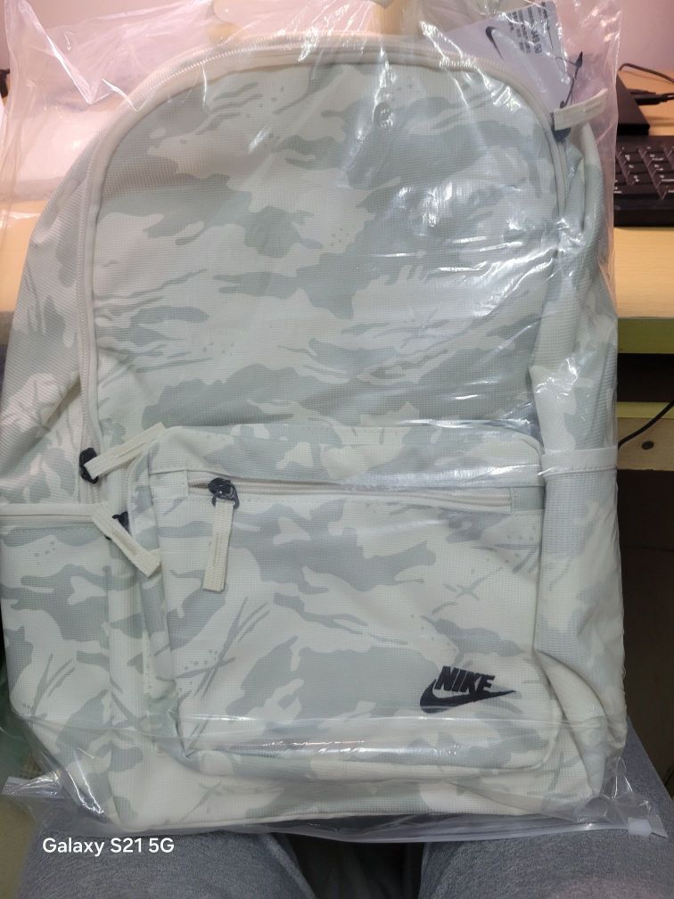 是正品，颜值与手感结合于一体，书包里有多