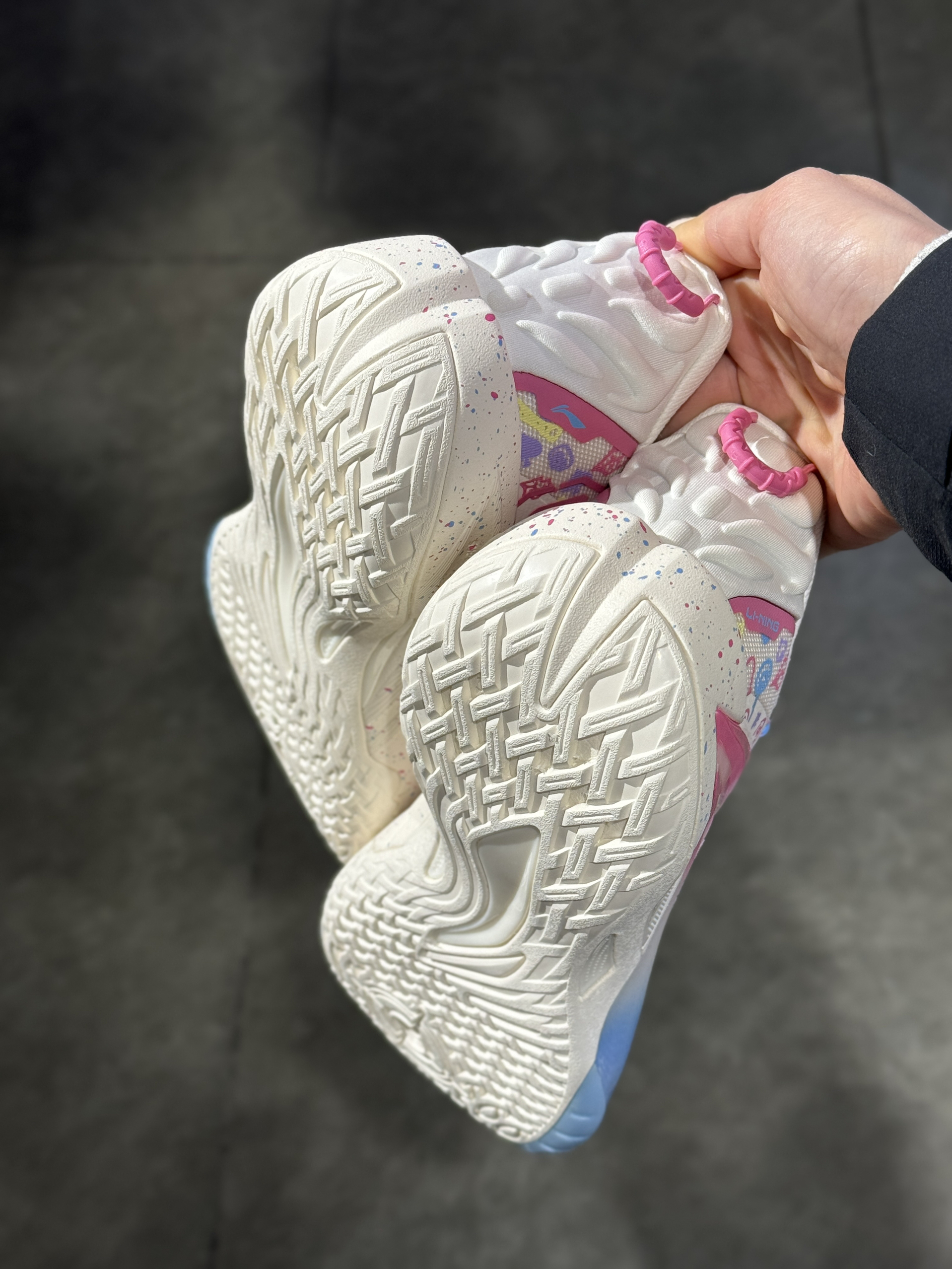 李宁第一次出一双全是扑克牌元素的篮球鞋