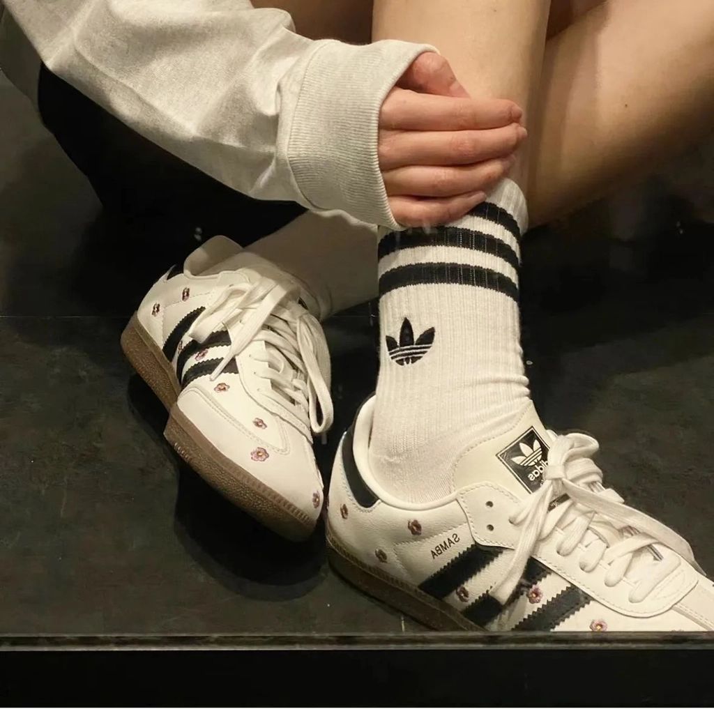 《上脚Adidas Originals Samba OG:经典魅力与舒适并存》