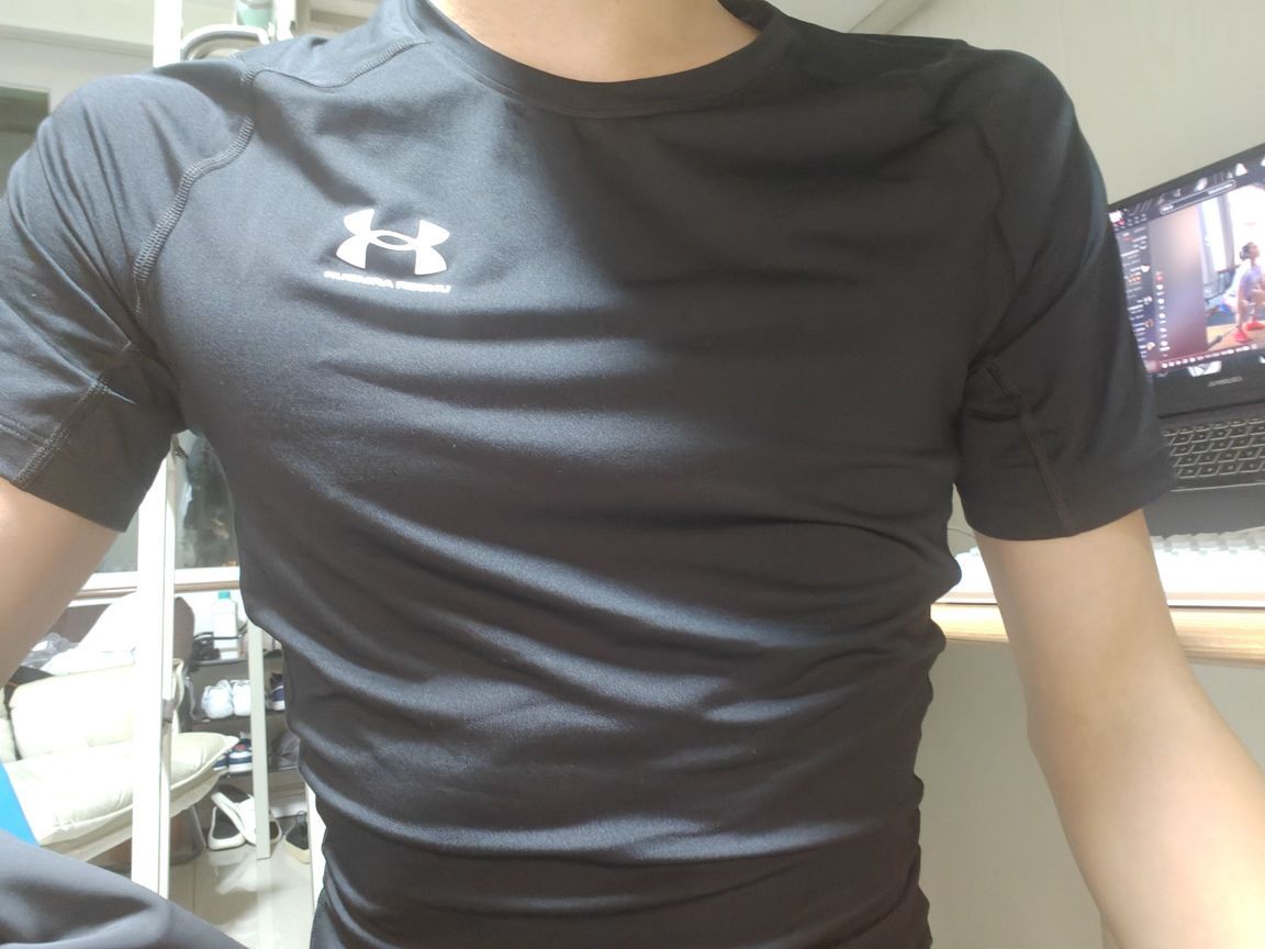 穿起来很舒适，面料舒服，偏紧身