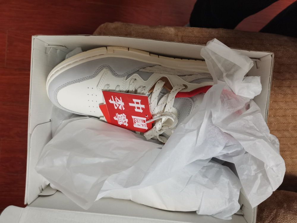 鞋子很漂亮很喜欢，包装啥的也都挺好，价格