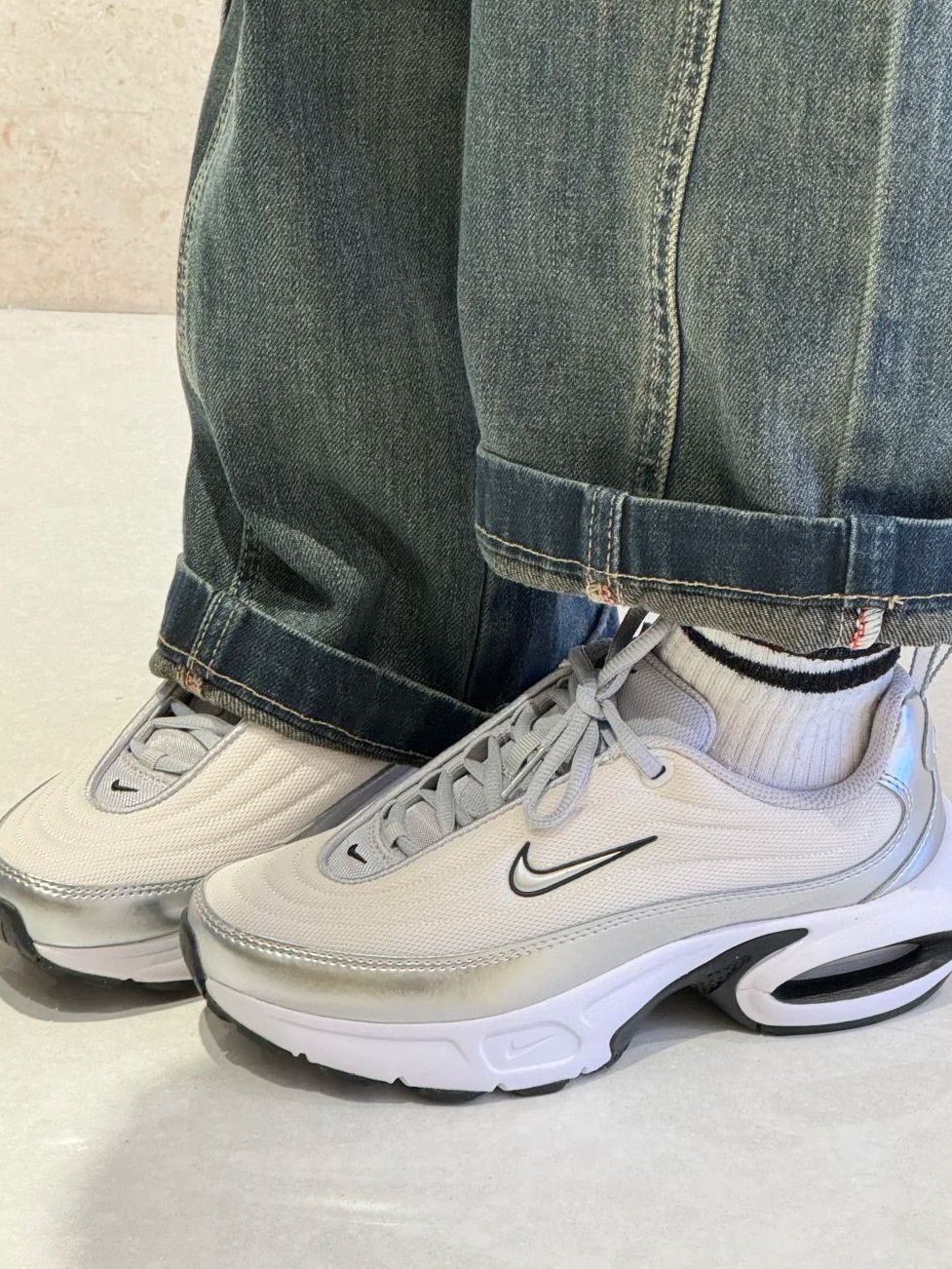 新款Nike Air Max Portal：韩系风尚银白配色